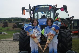 Trotz Traktor-Diebstahl im Erzgebirge: Happy End für Zwillinge zum Schulanfang - Nick (l.) und Niklas Kempe vor dem blauen Traktor, den ein Landwirt spontan zur Verfügung stellte – am Morgen der Einschulungsfeier.