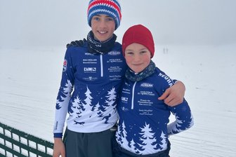 Trotz Umzug in andere Loipe: Traditionslauf im Erzgebirge begeistert Skilanglauf-Olympioniken von gestern und morgen - Richard Gläßer (links) und Lucas Pfeiffer gehörten zum erfolgreichen Aufgebot des gastgebenden Neuhausener Pulsschlag-Vereins.
