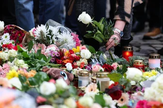 Trotz und Anteilnahme sind die richtigen Antworten auf Magdeburger Anschlag - Gedenken in Magdeburg. Am offiziellen Gedenkort an der Johanniskirche haben Trauernde Blumen niedergelegt. Am Vorabend waren auf dem Weihnachtsmarkt dutzende Menschen überfahren und mehrere getötet worden.