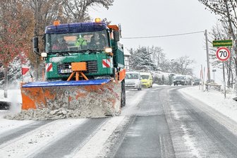 Trotz Unfällen und Glätte: Ein fast normaler Start in den Winter - Der Winterdienst im Dauereinsatz, hier unterwegs von Brand-Erbisdorf in Richtung Großhartmannsdorf.