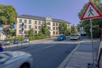 Trotz Unfall vor Schule in Geyer: Amt lehnt Ampel oder Tempo 30 ab - Tausende Fahrzeuge fahren täglich an Geyers Grundschule vorbei. Nach einem Unfall mit einem Kind werden zum wiederholten Mal eine Ampel oder Tempo 30 gefordert. Das Landratsamt lehnt bislang beides ab.