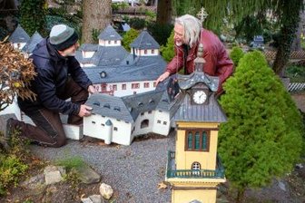 Trotz unklaren Saisonstarts: Mitarbeiter im Miniaturpark Klein-Erzgebirge fleißig -