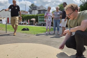 Trotz unsportlichen Verhaltens gescheitert: Ein Selbstversuch beim Murmel-Wettkampf im Erzgebirge - Der Autor bei der sächsischen Meisterschaft im Murmeln in Neukirchen.