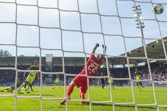Trotz Unterzahl: Aue feiert Heimsieg gegen Osnabrück - Osnabrücks Torwart Philipp Kühn kann das Tor zum 1:0 durch Aues Tom Baumgart nicht verhindern.