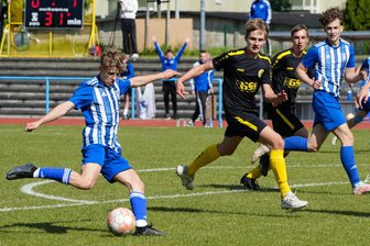 Trotz Unterzahl: Mittweidaer B-Junioren-Fußballer holen sich im Derby den Kreispokal - Der Mittweidaer Doppeltorschütze Colin Hellinger (l.) erzielte die 2:0-Führung.
