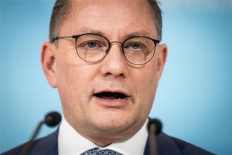 Trotz Unvereinbarkeitsliste: AfD und Neonazi-Partei „Die Heimat“ bilden gemeinsame Fraktionen in Brandenburg - „Die Heimat“ verwies in ihrer Mitteilung auch auf AfD-Chef Tino Chrupalla, „der kürzlich betonte, dass es auf kommunaler Ebene keine Brandmauern zu anderen Parteien geben werde“.