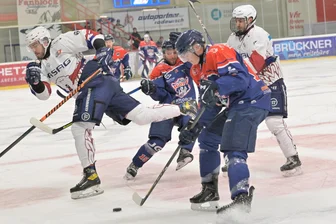 Trotz Verspätung: Eishockey-Wölfen gelingt Revanche - warum der Trainer trotzdem nicht zufrieden war - Heiß her ging es im Spiel der Wölfe gegen die Eisbären. In dieser turbulenten Szene wurde Schönheides Robert Horst (hinten Mitte) sogar verletzt.