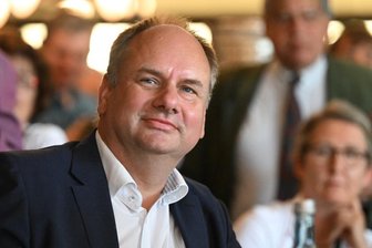 Trotz Verstößen gegen das Wahlrecht: Gericht weist Klagen zur Bürgermeisterwahl in Dresden ab - In einem Klage-Fall ging es um die Kandidaten-Aufstellung des amtierenden Dresdner Oberbürgermeisters Dirk Hilbert.