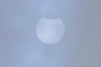 Trotz vieler Wolken: Vogtländer gelingt Foto von partieller Sonnenfinsternis - „Freie Presse"-Leser Karlheinz Sandner gelang dieses Foto der partiellen Sonnenfinsternis.