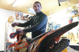 Trotz vier Kindern und viel Arbeit: Publikumsliebling hält dem Getzen-Rodeo im Erzgebirge die Treue - In dieser Woche hat Kenny Lötzsch seine KTM-Maschine, auf der er in den vergangenen zwei Monaten fleißig trainierte, noch einmal neu hergerichtet.