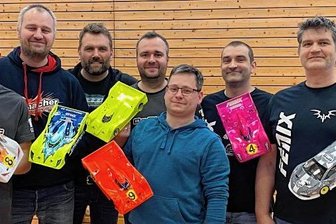 Trotz vierjähriger Pause das A-Finale erreicht - Die Modellsportler des TSV Gelenau - v.l.hinten Moritz Hilbert, Torsten Müller, Sacha Freitag, Daniel Sieber, Dirk Bräuer, Torsten Bräuer, vorn Frank Hiller, der kleine mit dem roten Auto. 