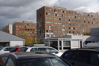 Trotz Vorkaufsrechts zögert die Stadt Zwickau bei maroden Häusern - Das frühere Wohnheim des Sachsenring-Werkes und spätere Arbeitsamt nahe der Leipziger Straße stört das Stadtbild schon lange. Es gehört einer ausländischen Investorengruppe und steht offenbar nicht zum Verkauf.