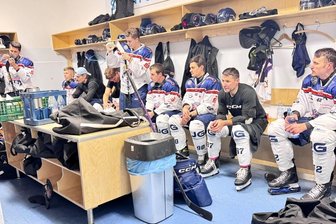 Trotz Vorwarnung: Eishockey-Wölfe blamieren sich in Berlin - Bedröppelte Gesichter in der Kabine: Das 0:5 bei den Eisbären Juniors trifft die Schönheider Wölfe bis ins Mark. Foto: Sven Schröder/Verein