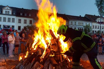 Trotz Waldbrandgefahr: Diese Hexenfeuer sollen rund um Rochlitz und Mittweida lodern - Hexenfeuer und Maibaumaufstellen geraten in Rochlitz immer zum ganz großen Spektakel.