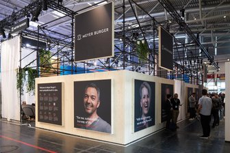 Trotz Werkschließung in Freiberg: Meyer Burger stellt sich auf Intersolar in München vor - Der Solarmodulhersteller Meyer Burger hatte sich schon 2023 auf der Intersolar in München präsentiert; dieses Jahr soll der Auftritt wiederholt werden. Die Fachmesse sei für das Unternehmen sehr gut gelaufen, blickt Pressesprecherin Anne Schneider zurück auf das Vorjahr.