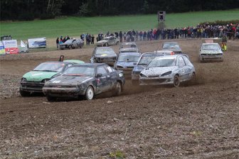 Trotz Wetterkapriolen: Zuschaueransturm bei Stoppelfeldrennen im Vogtland - 52 Fahrzeuge waren am Samstag beim Stoppelfeldrennen in Ebersbach am Start.