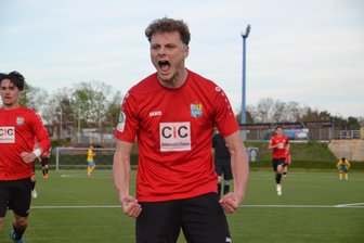 Trotz Wirbel um Trainerentlassungen: U19 des Chemnitzer FC zieht erneut ins Finale um den Sachsenpokal ein - Nico Künzel jubelt über seinen Treffer zum 1:0 für die A-Junioren des Chemnitzer FC im Pokalspiel bei Lok Leipzig.