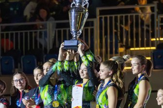 Trotz zweier Stürze am Balken: Turnerinnen des TSV Tittmoning-Chemnitz dominieren das Finale um die Deutsche Meisterschaft - Da ist der Pokal: Erstmals seit 2011 sicherten sich die Chemnitzer Turnerinnen am Samstag im Finale in Heidelberg den Deutschen Meistertitel in der Mannschaft.