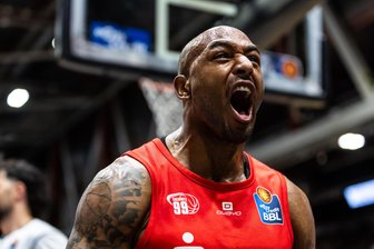 Trotz zwischenzeitlicher Schwächephase: Niners Chemnitz melden sich mit starkem Sieg zurück in der Playoffserie gegen Heidelberg - DeAndre Lansdowne schreit es heraus: Die Niners sind zurück in der Playoffserie gegen Heidelberg.