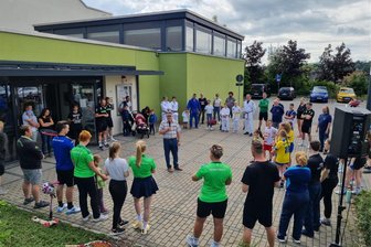 Trubel in Freibad und Sporthalle: Oederaner Vereine feiern Sport- und Kinderfest - Das Sport- und Kinderfest wird in Oederan langsam zum Dauerbrenner. Hier ein Bild von einer früheren Eröffnung durch Klaus Büttner.