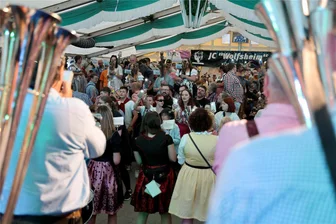 Trubel vor der „Königswalder Wiesn“: Wie die Stadt München auf die Kultparty im Erzgebirge reagiert - Ein Blick ins Festzelt der „Königswalder Wiesn“ 2023. Die Schalmeienkapelle Steinbach wird Anfang Oktober wieder mit von der Partie sein.