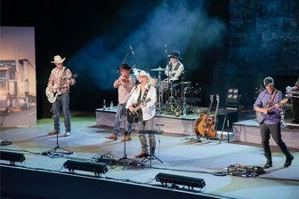 Truck Stop 50 Jahre auf der Piste: Bad Elster erlebt umjubeltes Jubiläumskonzert - Die deutschsprachige Countryband Truck Stop bei ihrem Konzert im Naturtheater in Bad Elster. Nach 50 Jahren gibt die Musikgruppe immer noch Konzerte. F
