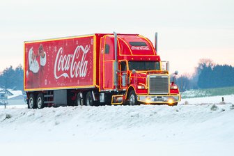 Truck-Stopp in Freiberg? Das Voting ist abgeschlossen - Ein Coca-Cola-Truck am 8.12.2023 in der Nähe von München.