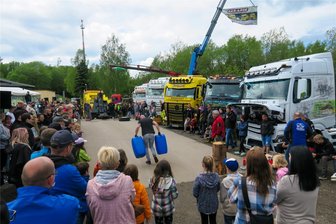 Trucker-Festival im Erzgebirge: Zugmaschinen beweisen ihre (Anziehungs-)Kraft - Ein Kinder- und ein Erwachsenenparcours gehörten ebenso zum Programm des Truckerz-Festivals in Markersbach wie Partymusik im Festzelt, Quiz, Lkw-Bewertung und gastronomische Angebote.