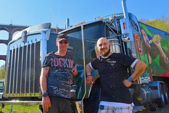 Trucker in Netzschkau mit offenen Armen empfangen - Sven Töpper aus Reichenbach (links) und Denny Hennig aus dem erzgebirgischen Grünhain hatten sich um die Organisation gekümmert.