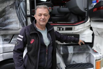Truckertreffen im Erzgebirge: Ein Stones-Showtruck mit Mick-Jagger-Bildern am Oberbecken - Jens Nößler hat sich mit dem Stones-Truck einen Wunsch erfüllt.