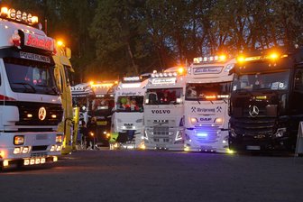 Truckertreffen im Erzgebirge – Brummi im Udo-Lindenberg-Design zieht Blicke auf sich - Die Trucks sorgten am Freitagabend am Oberbecken für stimmungsvolle Momente.