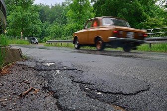 Trübe Aussichten für Huckelpiste in Frankenberg - In diesem maroden Zustand befindet sich der Teil der S 202 mit der Brücke zwischen Sachsenburg und Frankenberg.