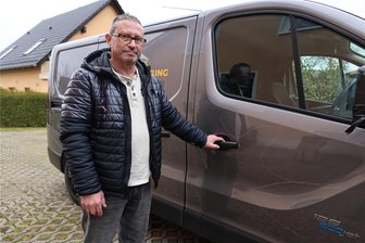 Trügerische Idylle in kleinem Zwickauer Stadtteil: Wenigstens elf Autos zerkratzt - Thomas Höffler an seinem zerkratzten Wagen.