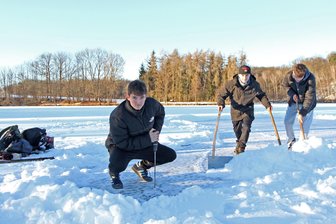 Trügerische Sicherheit auf Westsachsens Gewässern: Auf Dauerfrost folgt Tauwetter - Moritz Belafi (l.) und seine Freunde präparieren das Spielfeld für Eishockey auf der Vorsperre der Koberbach-Taleperre. Dazu messen sie die Eisstärke.