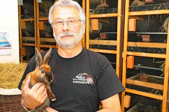 Trünzig: 330 Rassekaninchen stehen zur Schau - Ulrich Schmidt ist seit gut 50 Jahren im Rassekaninchenzüchterverein Langenbernsdorf-Trünzig dabei.