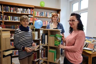 Trünzig: Hier bekommen Lesehungrige wieder „Futter“ - Helga Hupfer, Franziska Nürnberger und Ines Klinkenstein (von links) freuen sich, dass in den Bibliotheksraum wieder Leben eingezogen ist.