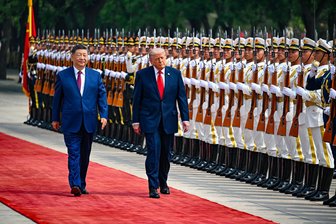 Trump in China: Die Kehrseite der schönen Bilder - US-Präsident Donald Trump beim Empfang durch seinen chinesischen Gastgeber Xi Jinping (links).