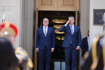 Trump in der Verkäuferrolle - Boris Pistorius (SPD, l), Bundesminister der Verteidigung, wird von seinem US-amerikanischen Amtskollegen Pete Hegseth mit militärischen Ehren empfangen.