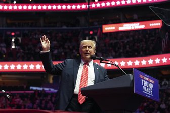 Trump lässt sich vor Vereidigung feiern: Ein XXL-Comeback gegen alle Wahrscheinlichkeiten - Der designierte US-Präsident Donald Trump spricht bei einer Kundgebung vor seiner Amtseinführung.
