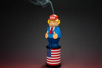 Trump macht Dampf: Seiffener Volkskunst hat den US-Präsidenten im Sortiment - Die neue Figur der Genossenschaft Seiffener Volkskunst zeigt den amtierenden US-Präsidenten.