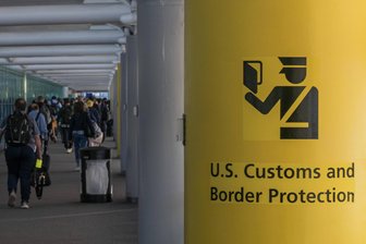 Trump-Regierung verkürzt Gültigkeit für US-Visa drastisch - Die US-Behörden wollen die Gültigkeitsdauer für US-Visa von Studierenden und Journalisten aus dem Ausland drastisch verkürzen.