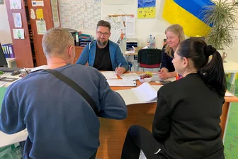 Trump, Selenskyj und der Frieden: Was sich ins Vogtland geflüchtete Ukrainer am meisten wünschen - Diakonie-Mitarbeiter Marcel Gruhn (hinten) gibt einem Pärchen Hilfestellung beim Ausfüllen von Anträgen. Das Paar aus der Ukraine hat gerade Arbeit gefunden in einem Falkensteiner Betrieb. Bei vielen Ukrainern aus dem Vogtland geht es weniger um Rückkehr: Sie planen Arbeit und Leben in Deutschland.