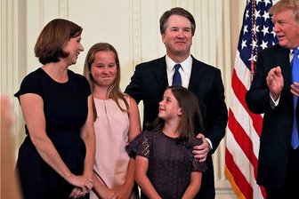 Trump setzt aufs konservative Establishment - Uneitel, sympathisch, stramm konservativ: Brett Kavanaugh soll Richter am Obersten Gerichtshof der USA werden. Seine Familie hat ihn zur Nominierung bei US-Präsident Donald Trump (r.) begleitet.
