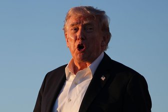 Trump setzt Frist für Umsetzung von Zolldeal und droht EU - Trump setzt der EU eine Frist zur Umsetzung der Zollvereinbarung - und droht andernfalls mit höheren Zöllen. (Archivbild)