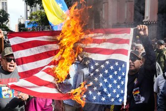 Trump spielt mit dem Schicksal der Nato - Anhänger der Regierung verbrennen eine US-Flagge in Caracas, nachdem US-Präsident Trump bekannt gegeben hatte, dass die US-Streitkräfte den venezolanischen Präsidenten Maduro und seine Frau gefangen genommen haben.