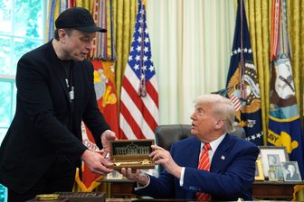 Trump und Musk: Ende einer beispiellosen Freundschaft - Donald Trump (rechts) überreicht Elon Musk symbolisch einen goldenen Schlüssel.