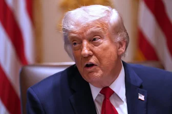 Trump: Vorab-Zugang zu neuen KI-Modellen für US-Regierung - Donald Trump lockerte zunächst die Regeln für die KI-Industrie. (Archivbild)