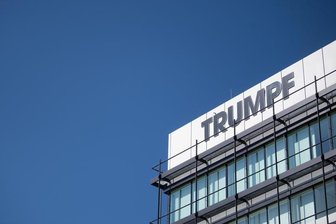 Das Logo des Maschinenbauers Trumpf ist auf einer Fassade zu sehen.