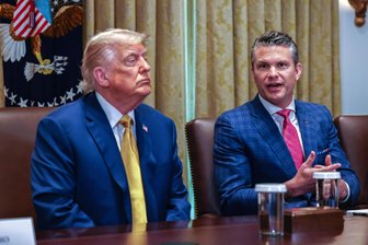 Trumps „Kriegsminister“ gerät in schwere See - US-Präsident Donald Trumps (links)„Kriegsminister“ Pete Hegseth gerät immer stärker unter Druck.