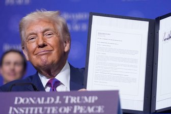 Trumps private Vereinte Nationen - US-Präsident Donald Trump präsentiert bei der ersten Sitzung seines Friedensrates eine Resolution.